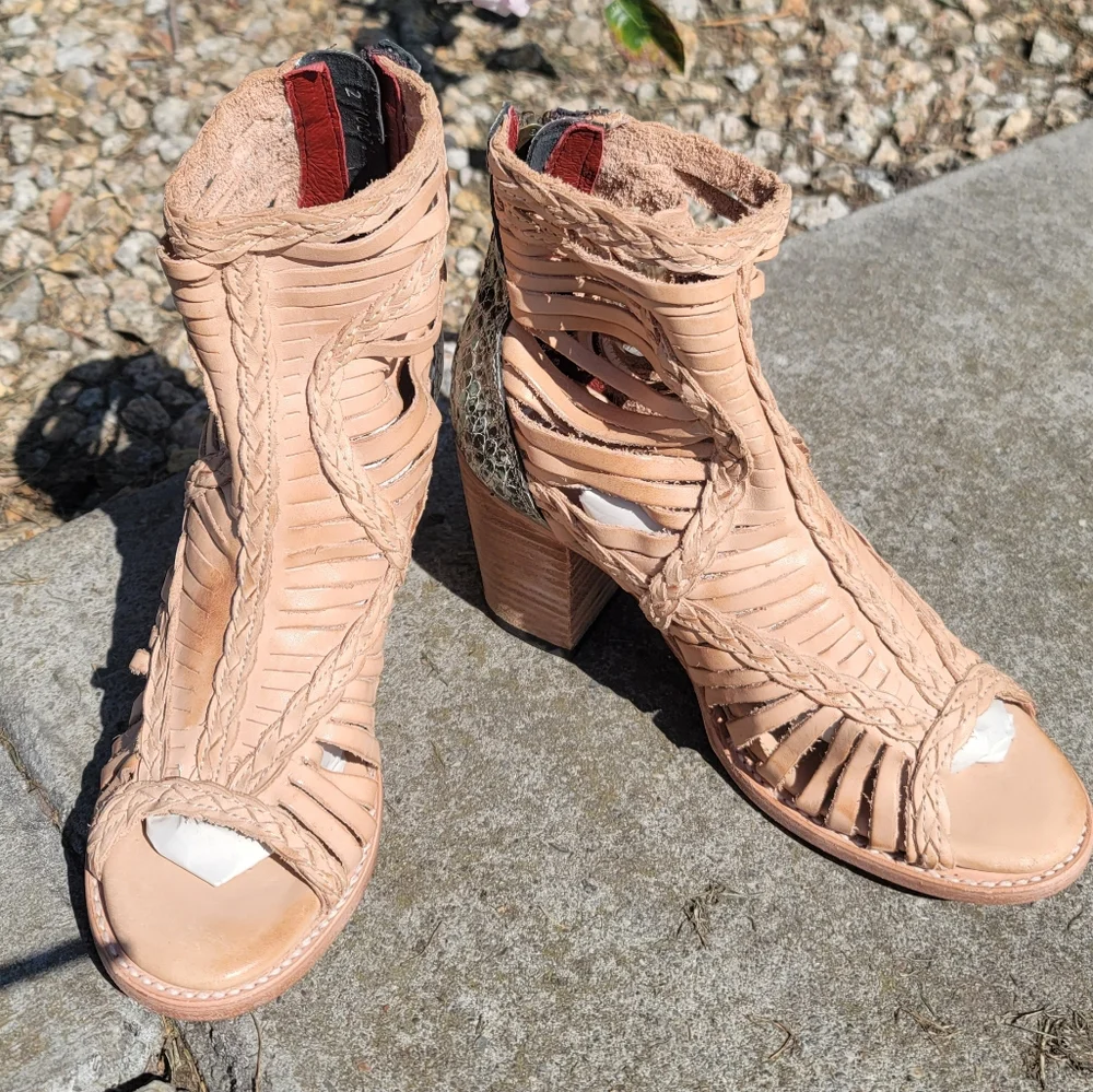 NWOT Freebird by Steven Bela Heel Booties Taupe Turquoise Snake Skin Size 9 - Picture 4 of 8